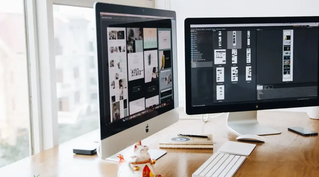 Ambiente de trabalho com dois monitores de computador, um mostrando design gráfico e o outro edição de imagens, representando como o design está presente em diversas áreas de trabalho.